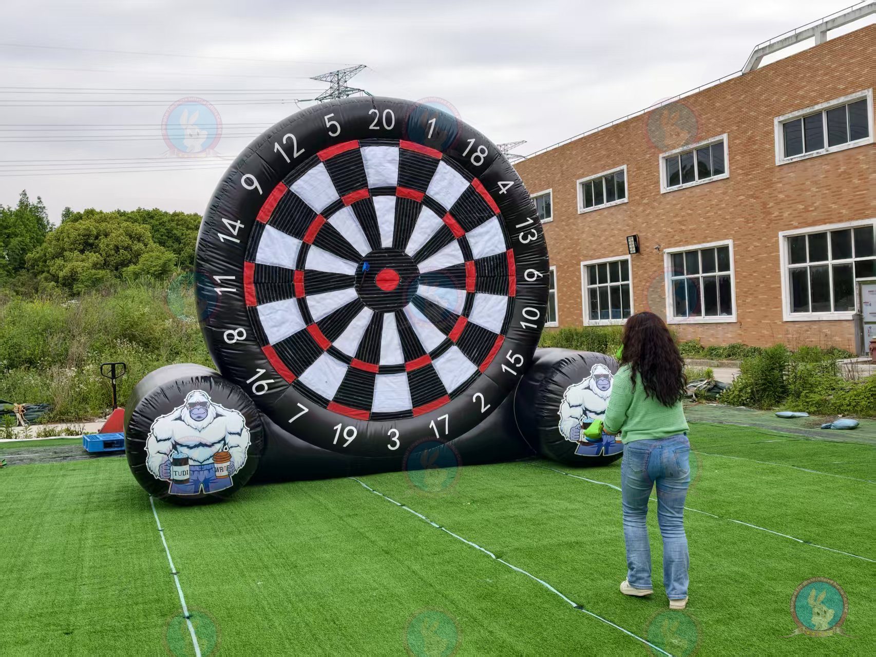 Latest company case about Inflatable Axe Throw Game – The Ultimate Interactive Attraction for Events